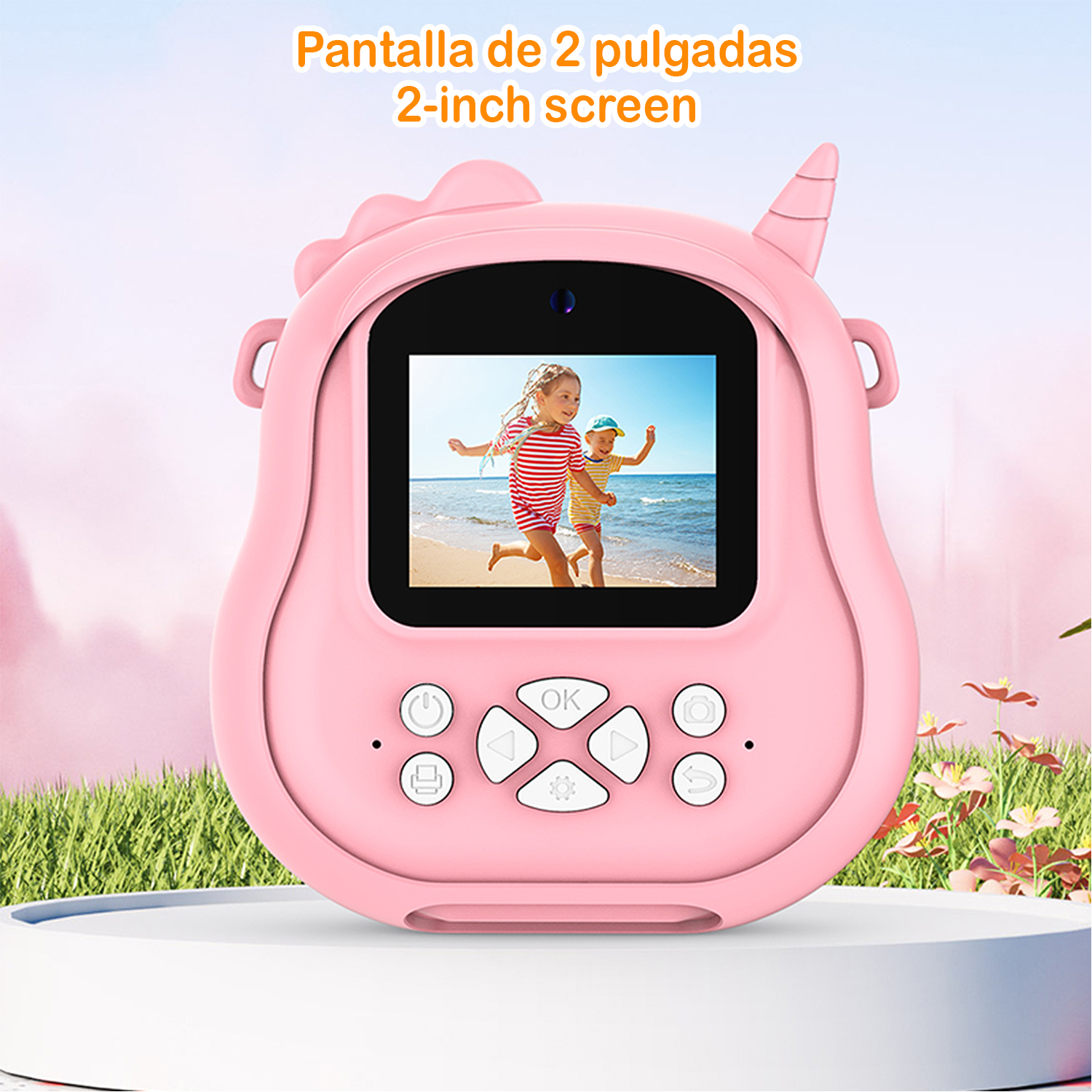 Fotocamera rosa per bambini che mostra una foto di due bambini che corrono sulla spiaggia. Ha pulsanti e uno schermo da 2 pollici.