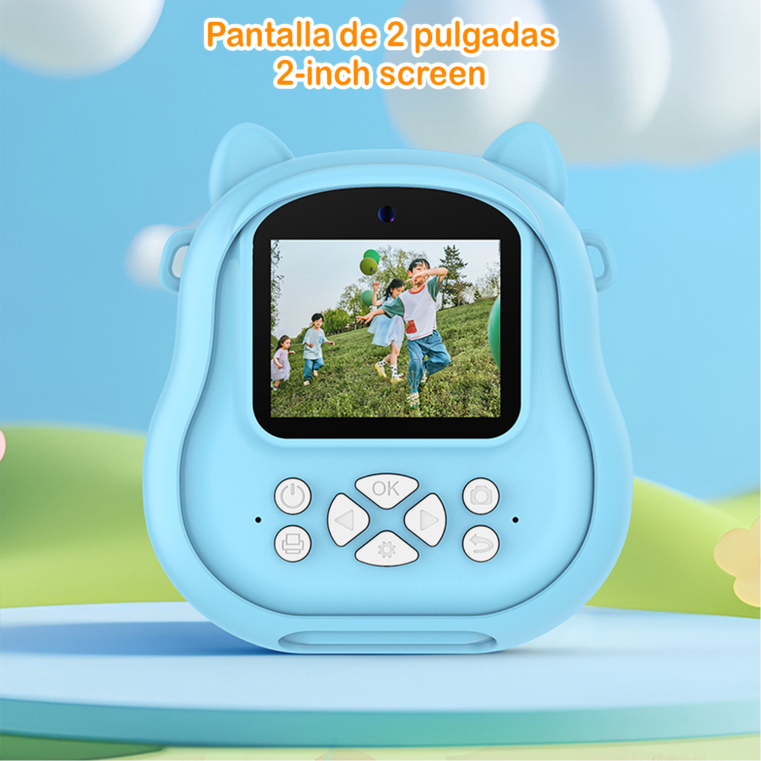 Una fotocamera blu a forma di orso, che mostra una foto di bambini che giocano. Testo: 'schermo da 2 pollici'.