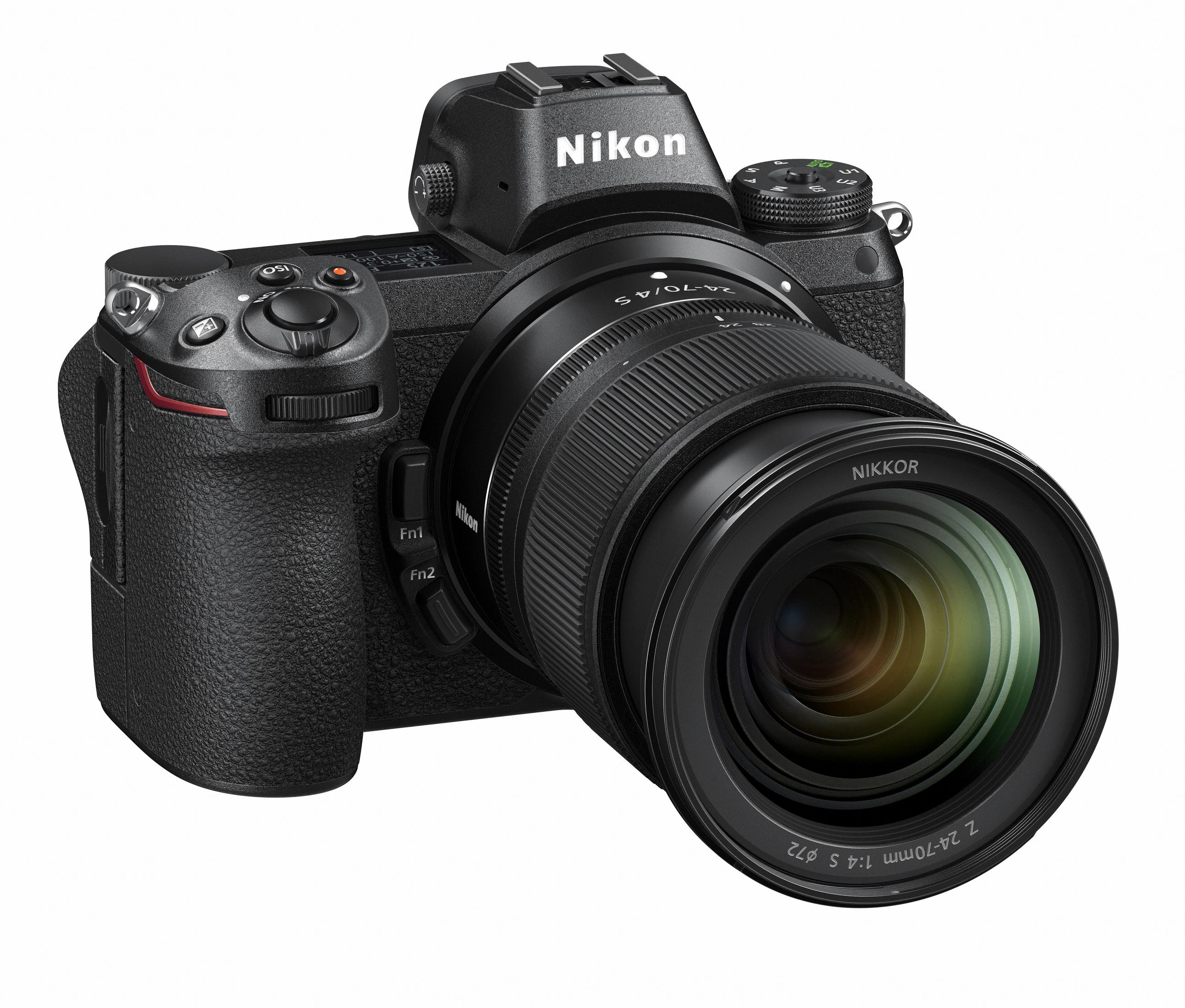 Eine schwarze Nikon Z-Serie-Kamera mit Objektiv. Das Objektiv ist angebracht. Die Kamera befindet sich auf weißem Hintergrund.