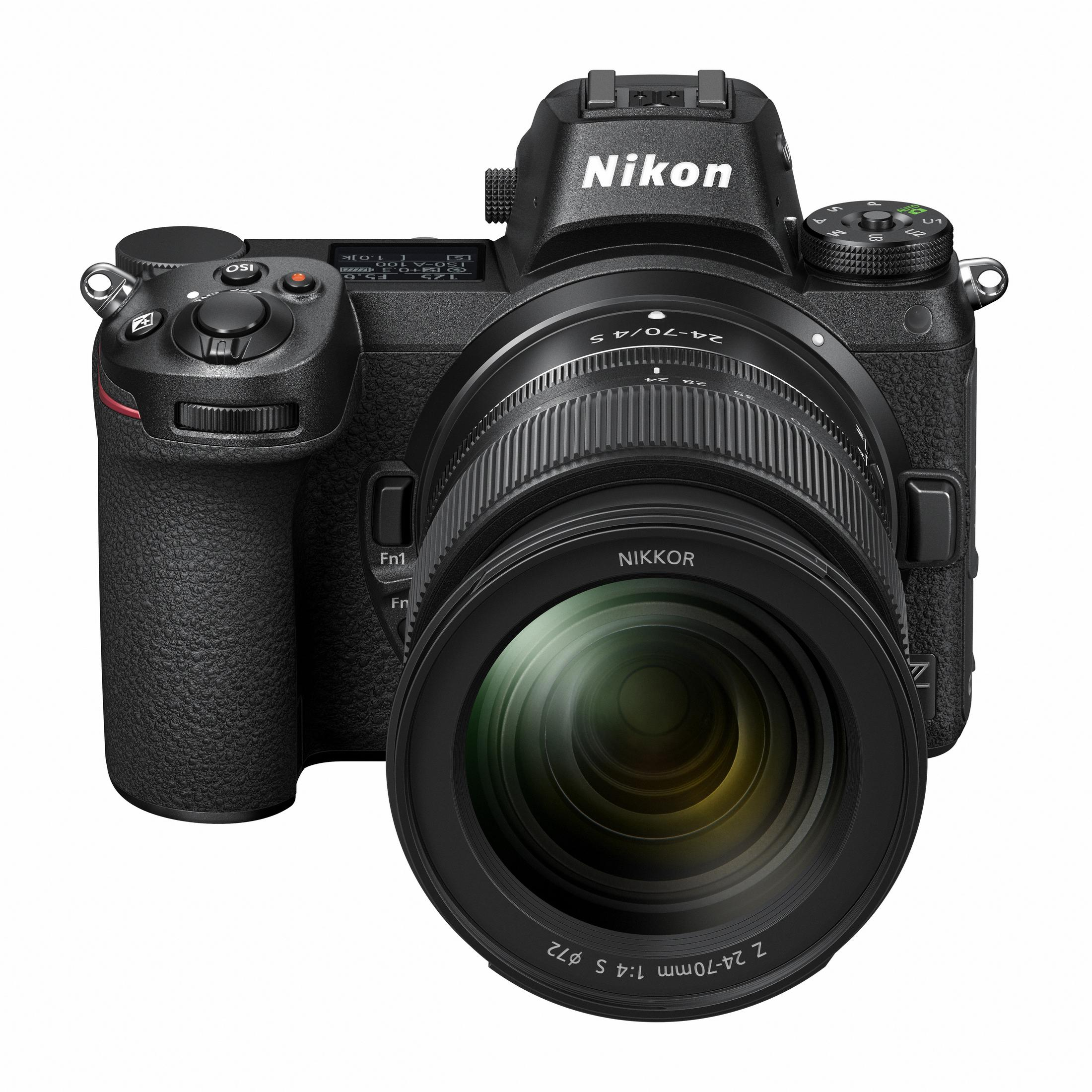 Eine schwarze Nikon Z-Serie Kamera mit Objektiv. Das Objektiv ist ein Nikkor 24-70mm f/4 S. Weißer Hintergrund.