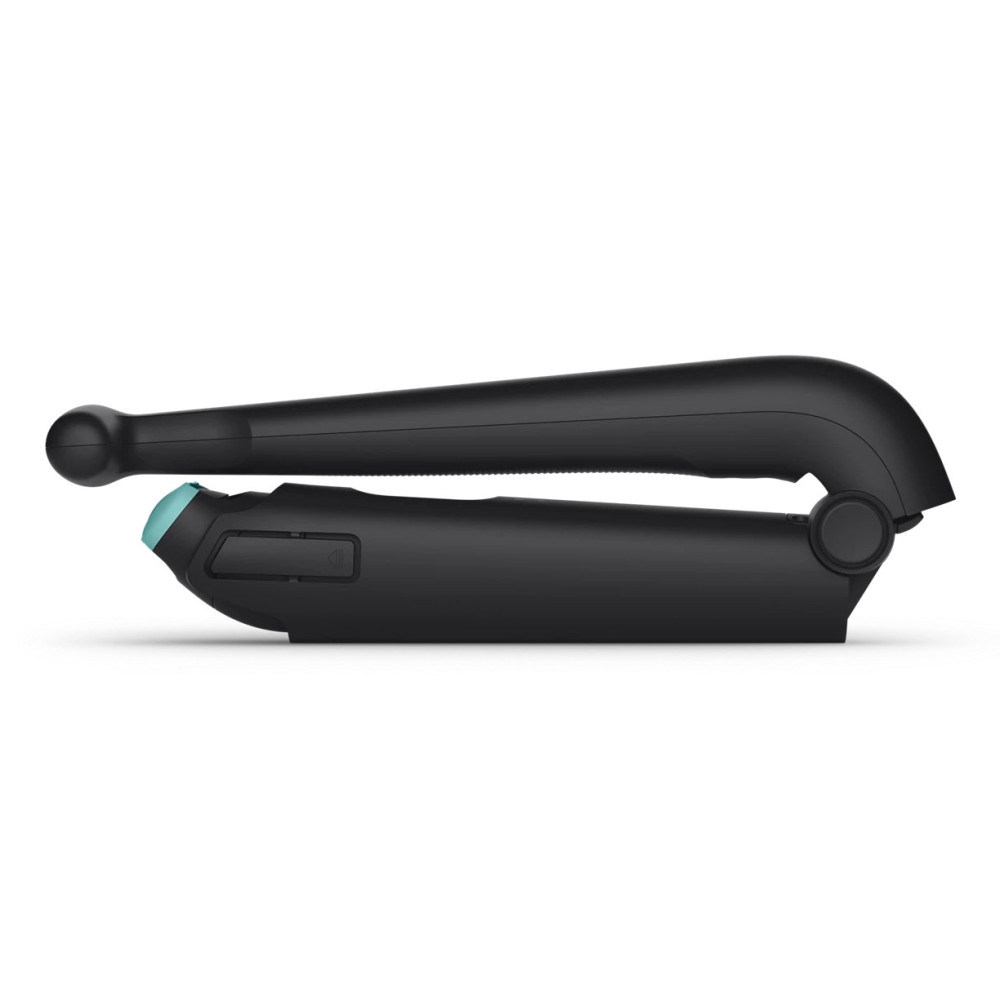 Czarna prostownica do włosów, złożona. Ma zaokrąglony uchwyt i turkusowy przycisk. Tło jest białe.