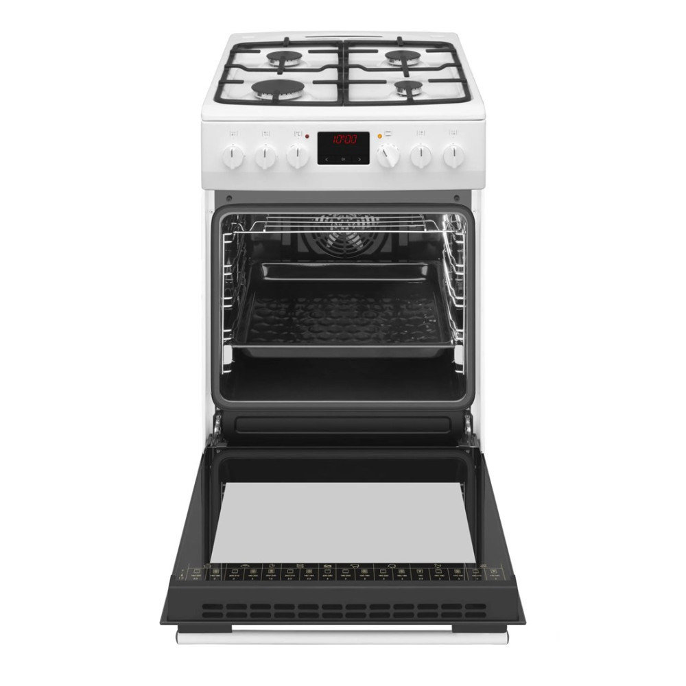 Biała kuchenka gazowa z otwartymi drzwiami piekarnika. Piekarnik ma tackę w środku. Kuchenka ma cztery palniki.