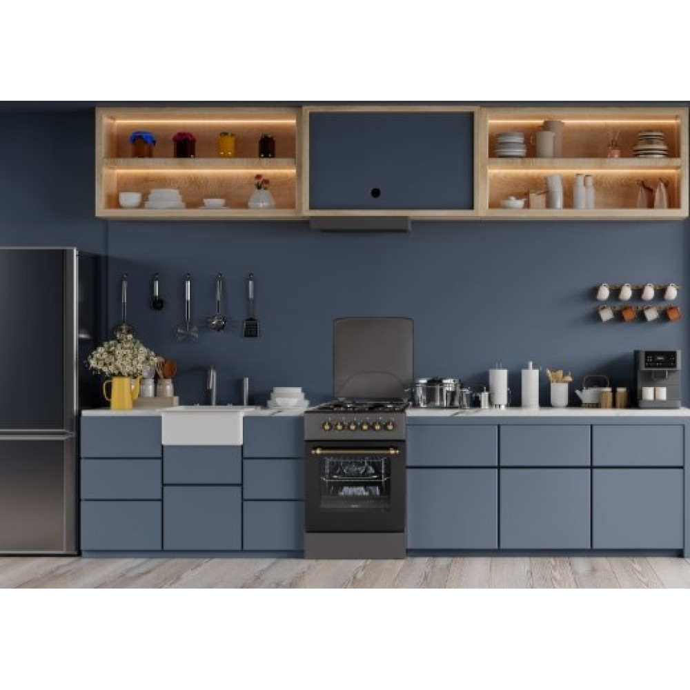 Nowoczesna kuchnia z niebieskimi szafkami, kuchenką, lodówką i drewnianymi półkami wypełnionymi słoikami i naczyniami.