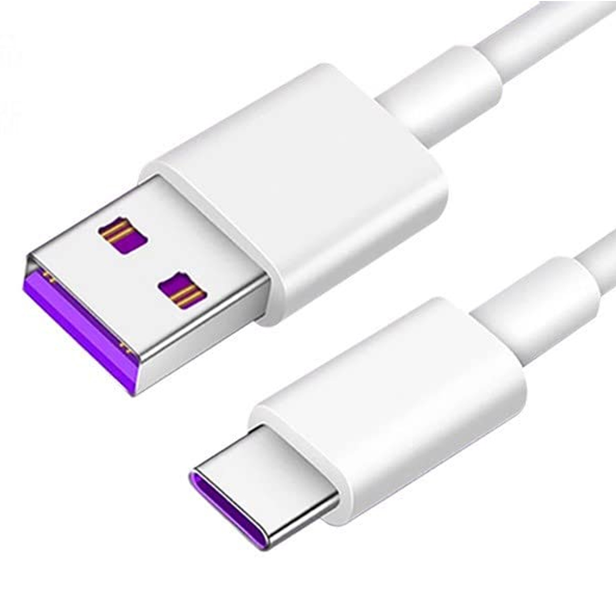 Ein weißes USB-Kabel mit USB-A- und USB-C-Anschlüssen, beide mit lila Akzenten. Der Hintergrund ist weiß.
