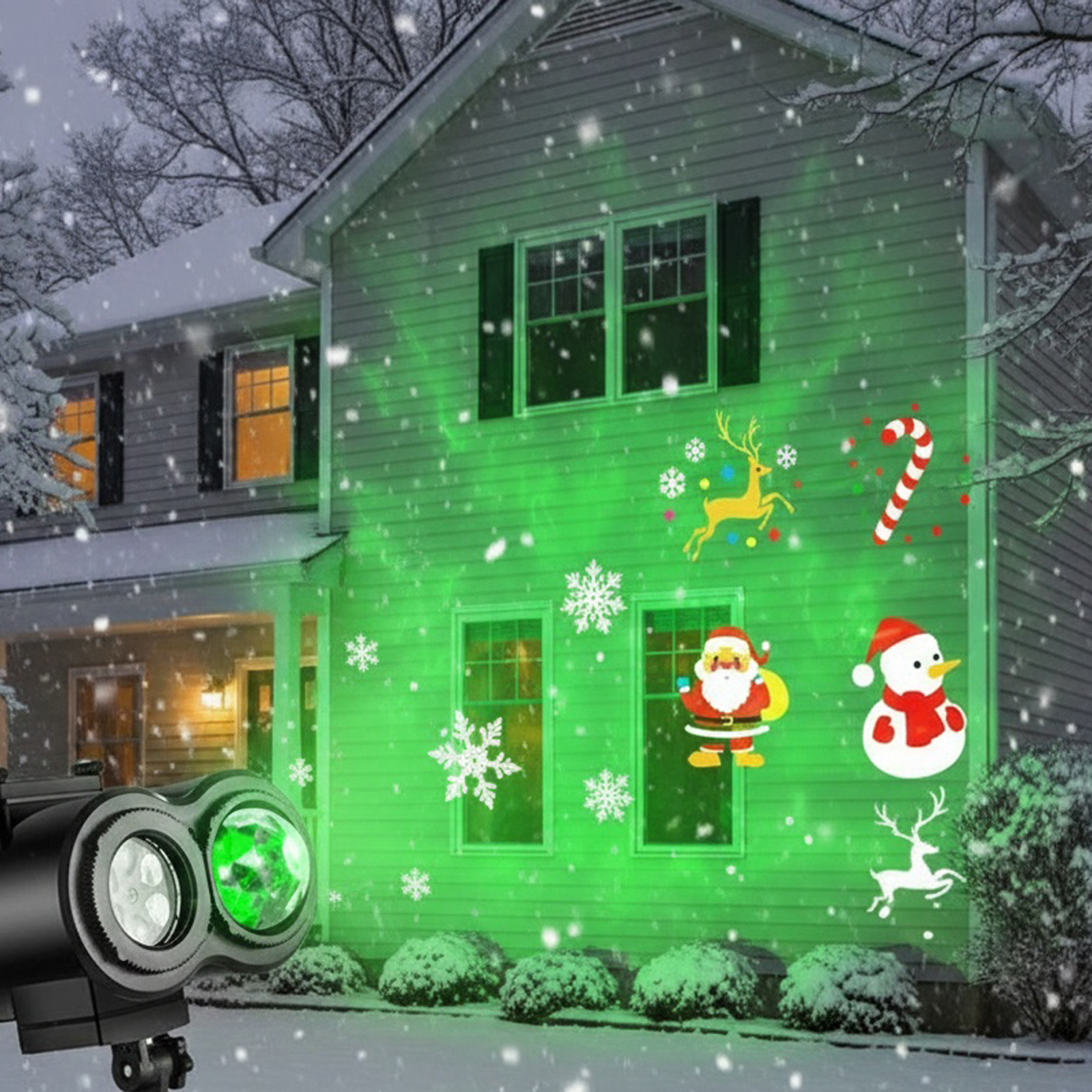 Ein Haus mit Weihnachtsprojektionen von Santa, Rentieren und Schneeflocken. Ein Projektor befindet sich im Vordergrund.