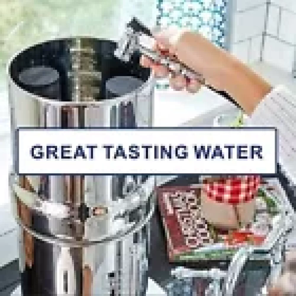 Eine Person hält einen silbernen Wasserfilter. Der Filter hat ein zylindrisches Design. Ein Schild sagt 'GREAT TASTING WATER'.