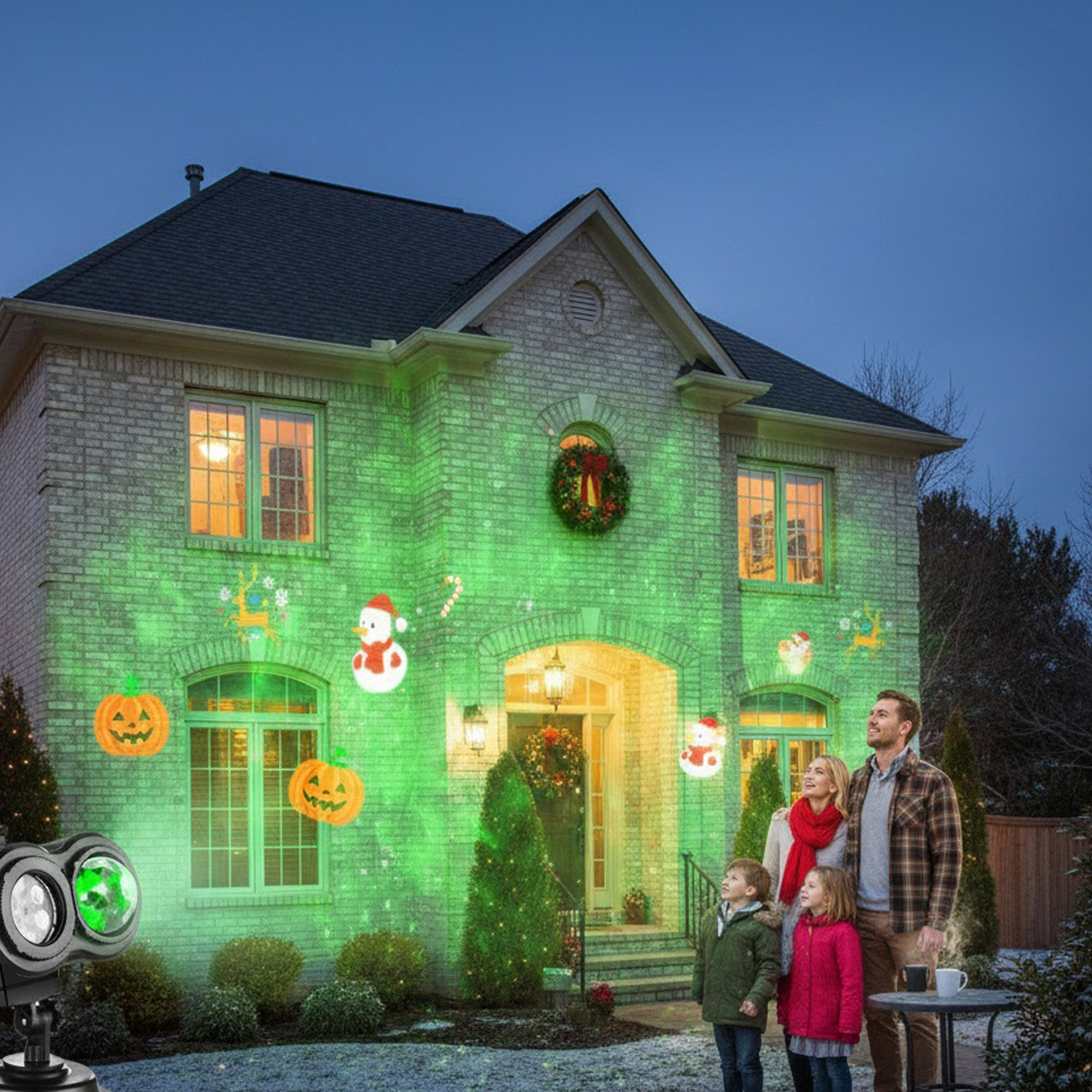 Eine Familie steht vor einem Haus mit projizierten Weihnachtsdekorationen. Ein Projektor befindet sich im Vordergrund.