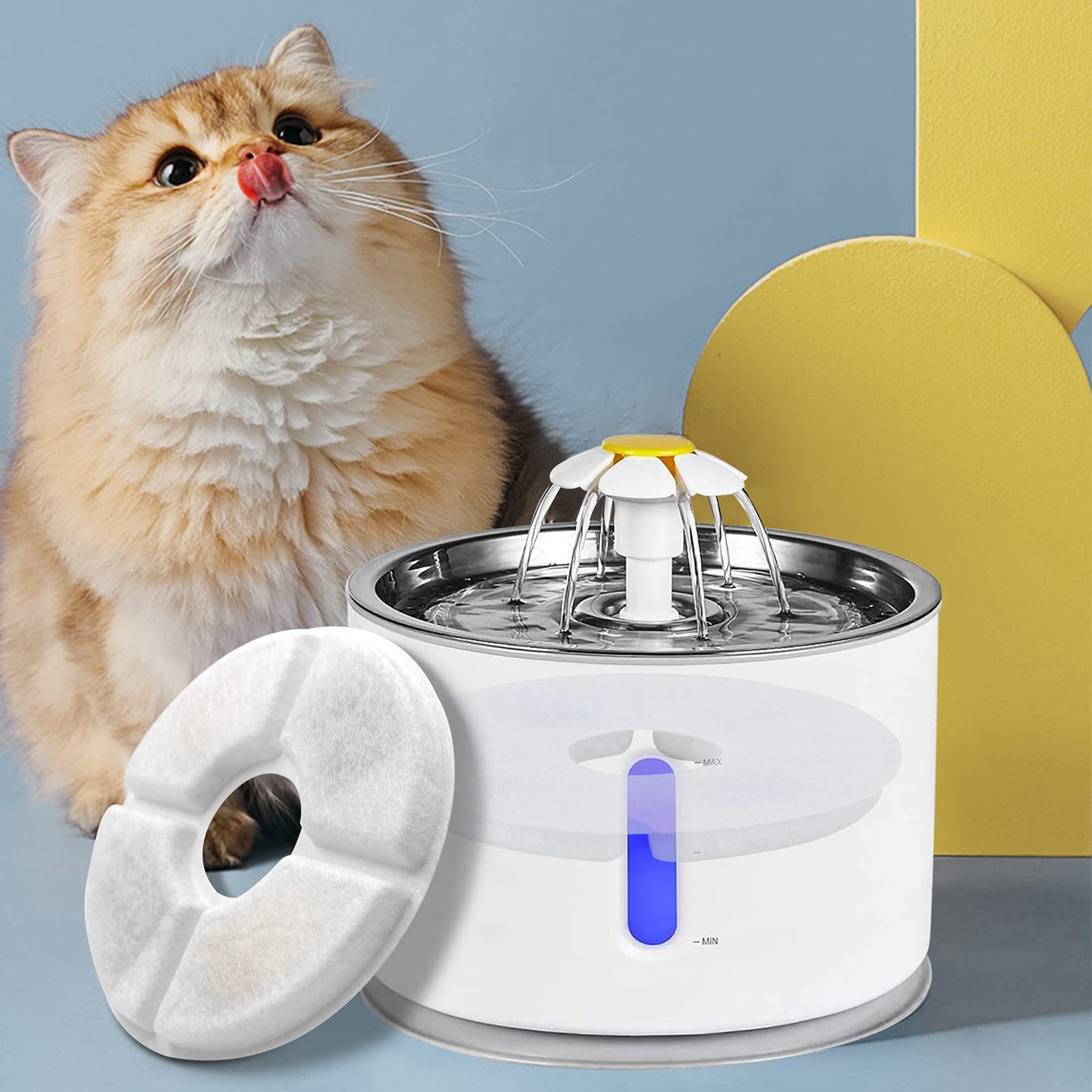Eine Katze leckt sich die Nase in der Nähe eines Katzen-Wasserbrunnens mit Filter. Der Hintergrund umfasst gelbe Formen und eine blaue Wand.