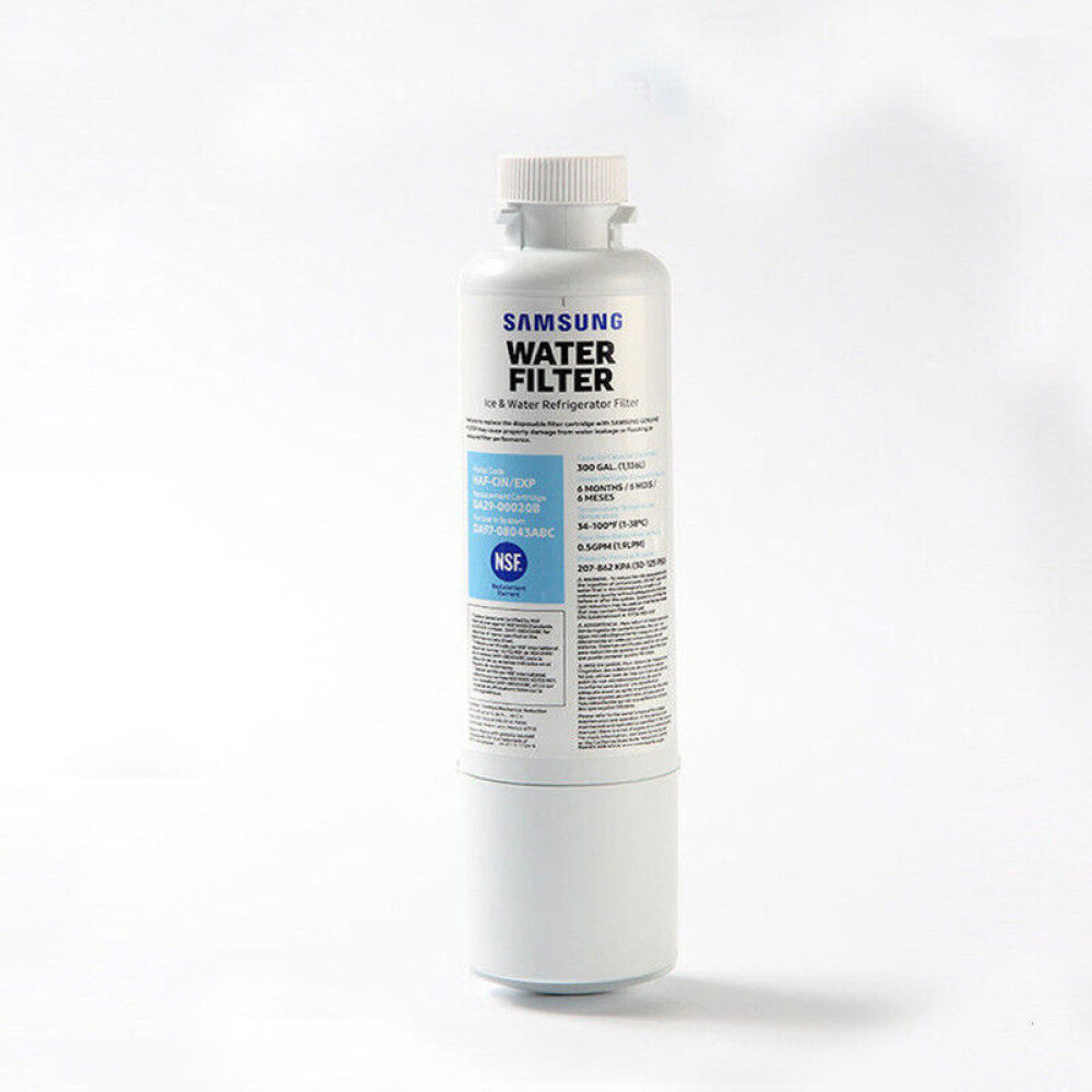 Ein Samsung Wasserfilter für Kühlschränke. Es ist weiß mit blau-schwarzen Etiketten, die seine Spezifikationen und Zertifizierungen detailliert beschreiben.