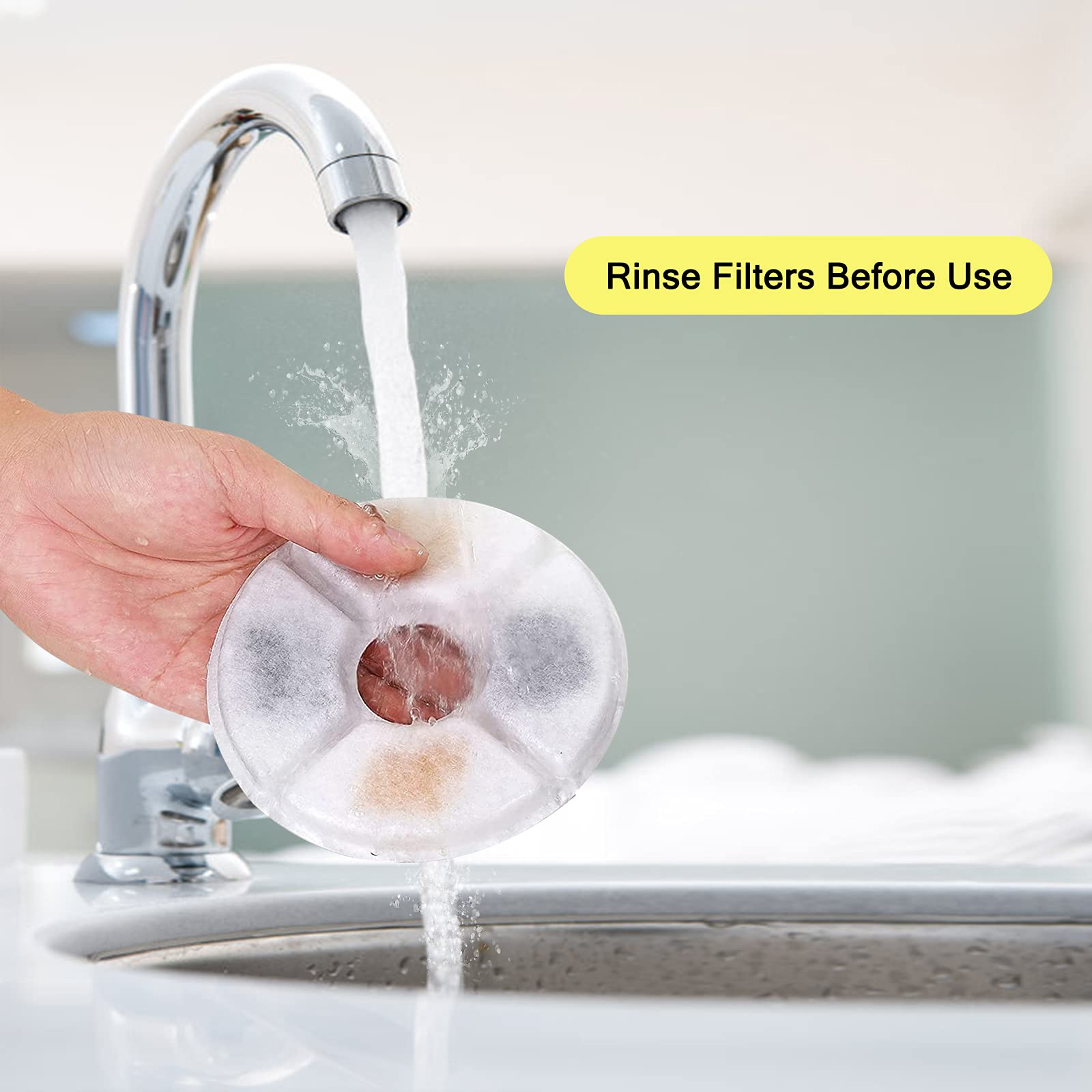 Eine Hand spült einen weißen, kreisförmigen Filter unter einem Wasserhahn ab. Der Filter ist in farbige Abschnitte unterteilt.