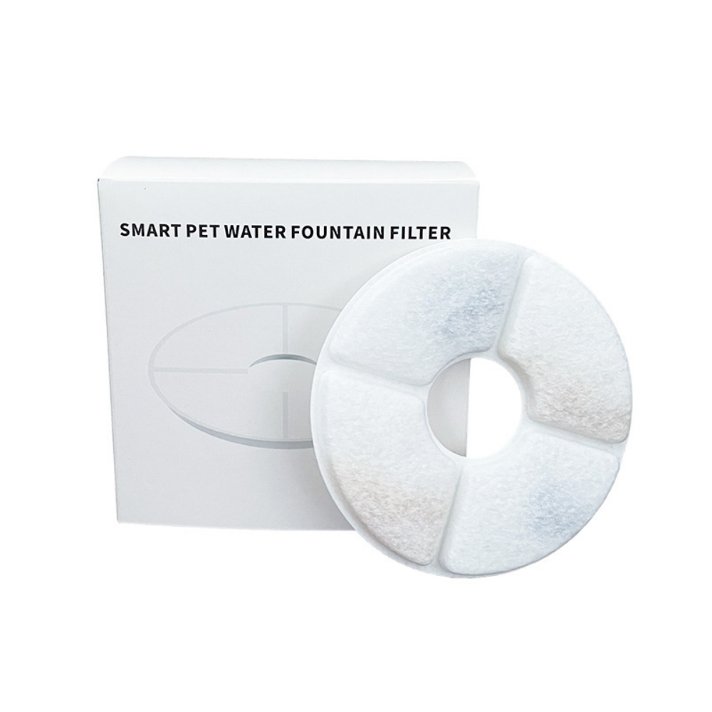 Ein weißer Karton mit „SMART PET WATER FOUNTAIN FILTER“ und einem runden Filter. Der Filter ist weiß mit einem Loch in der Mitte.