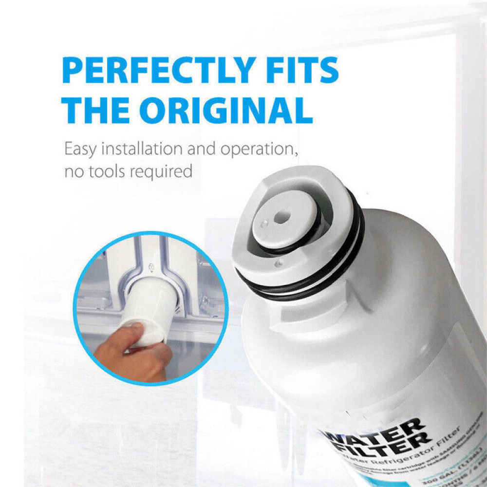 Ein weißer Wasserfilter mit Textüberlagerung, die besagt: 'PERFECTLY FITS THE ORIGINAL'. Eine Hand installiert einen Filter in einem Kühlschrank.