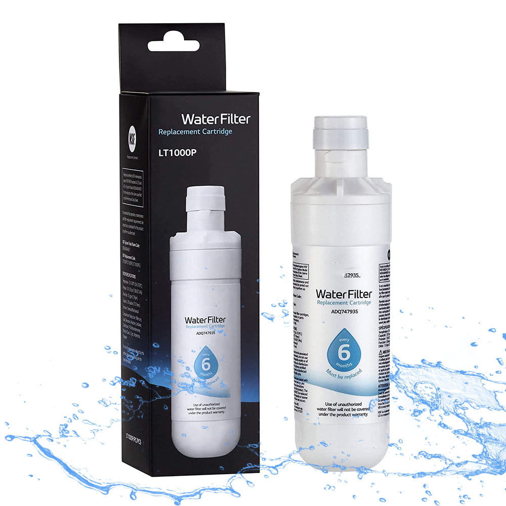 Eine Wasserfilter-Ersatzkartusche, mit einer Box und einer einzelnen Kartusche. Sie ist weiß und hat Text darauf. Wasser spritzt herum.
