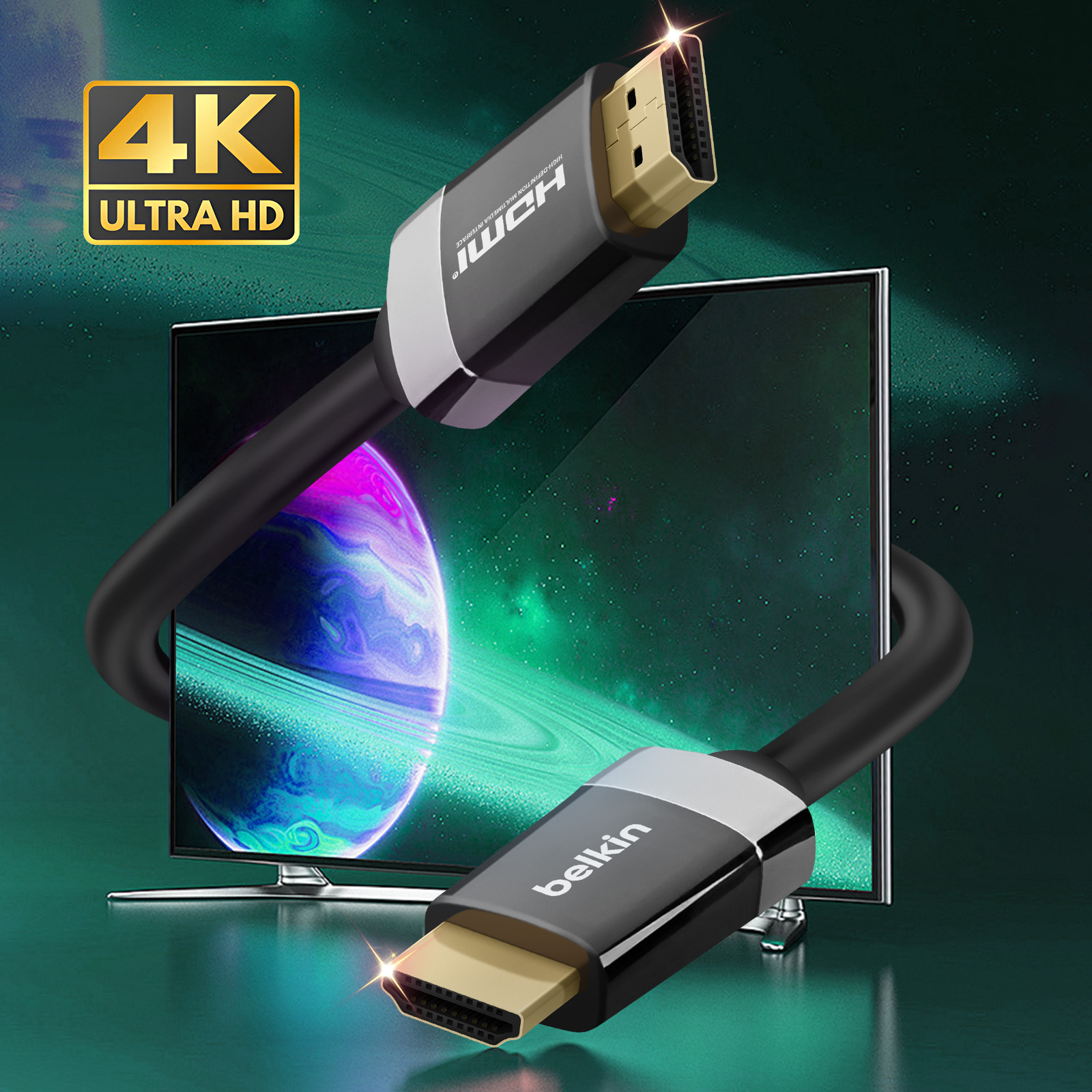 Un cavo HDMI con connettori dorati e cavo nero. Un logo 4K Ultra HD è in alto a sinistra. Un televisore sullo sfondo.