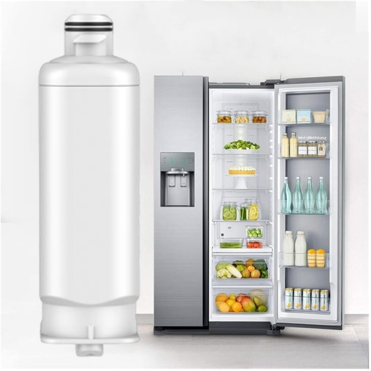 Ein weißer Wasserfilter steht vor einem Edelstahlkühlschrank mit offenen Türen, in denen Lebensmittel und Getränke ausgestellt sind.