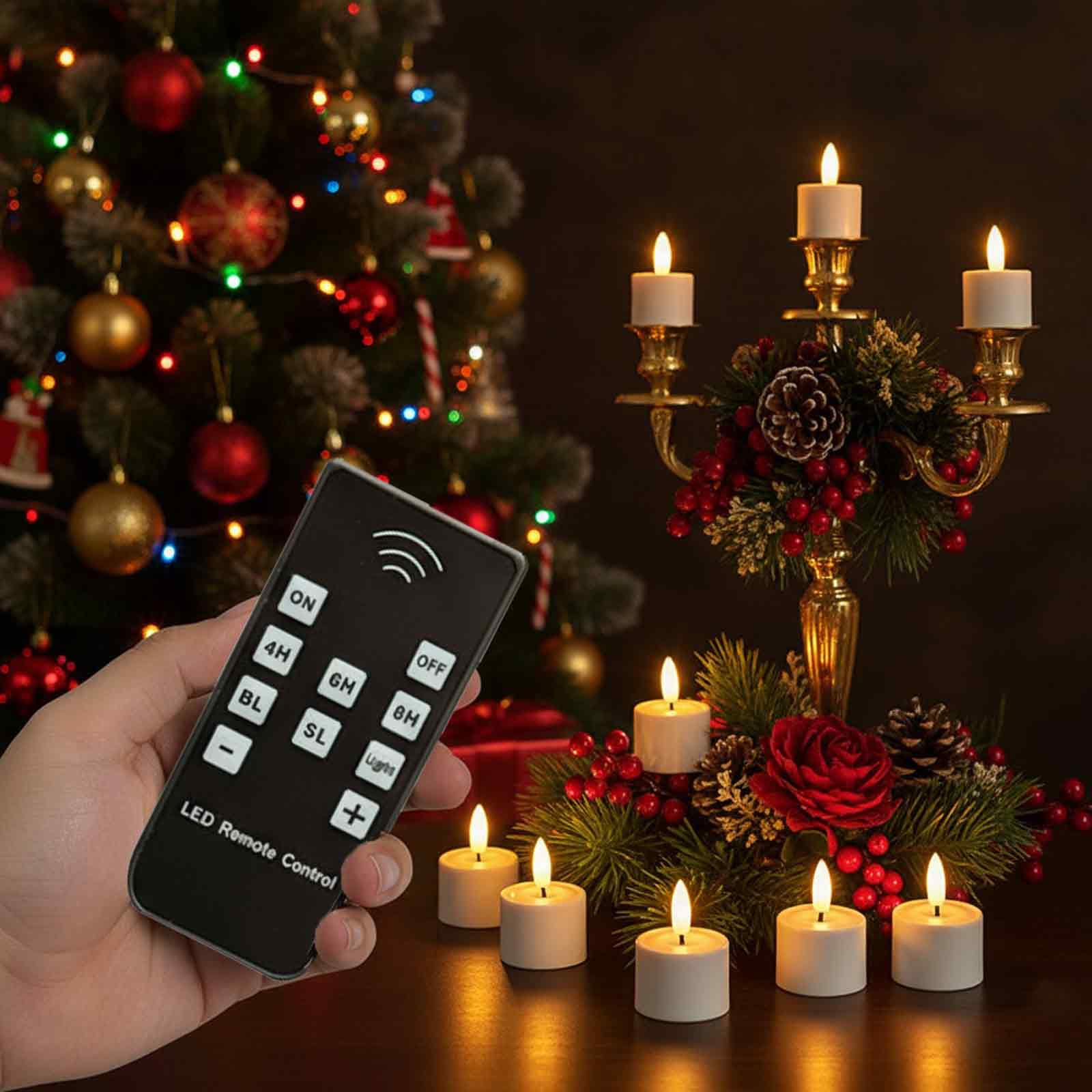 Hand hält Fernbedienung für LED-Kerzen. Kerzen und Weihnachtsdekorationen sind im Hintergrund.