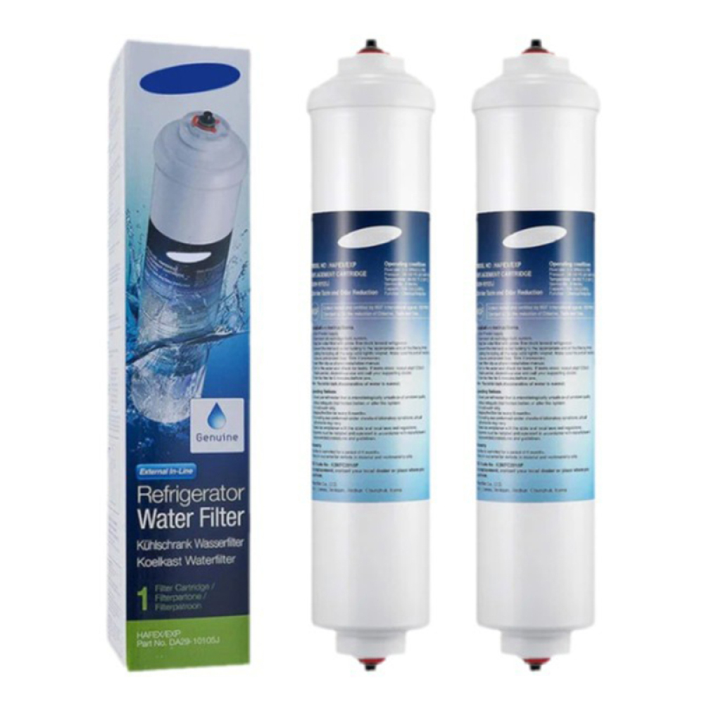 Zwei Wasserfilter und eine Box werden angezeigt. Die Box hat einen blauen Deckel und Text. Die Filter sind weiß mit blauen Etiketten und roten Spitzen.