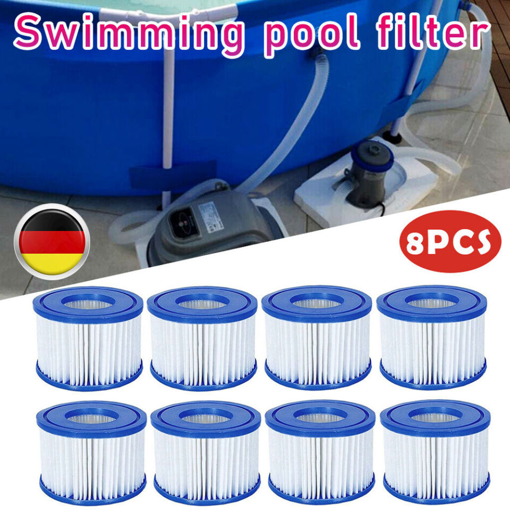 Das Bild zeigt einen Schwimmbadfilter und acht Filterpatronen. Der Hintergrund umfasst einen Pool und Geräte, mit einem deutschen Flaggenlogo.
