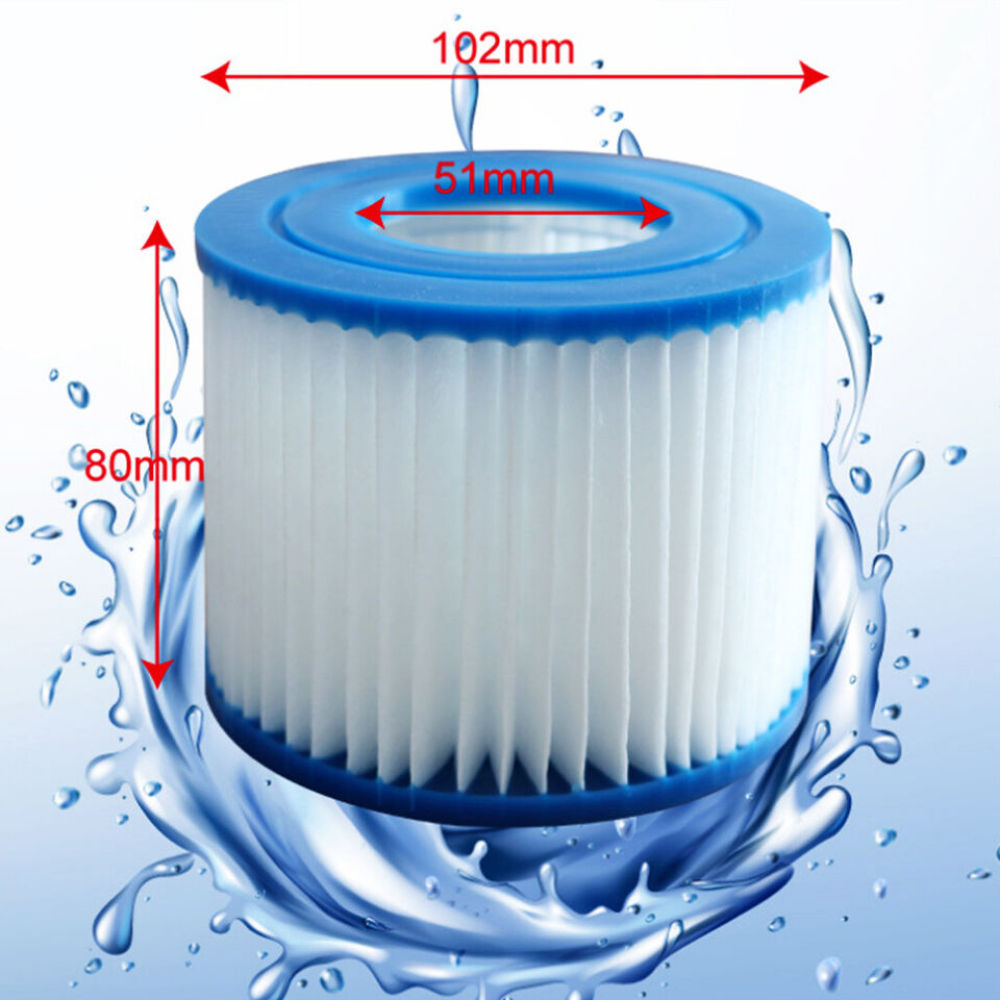 Zylindrischer Filter mit blauem Deckel und Boden, weißem, plissiertem Innenraum. Maße: 102 mm breit, 51 mm Innendurchmesser, 80 mm hoch. Wasserspritzer.