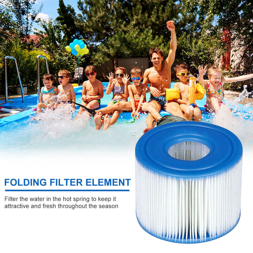 Kinder und Erwachsene in einem Pool. Ein blauer Filter ist im Vordergrund. Wasser spritzt hoch. Bäume im Hintergrund.