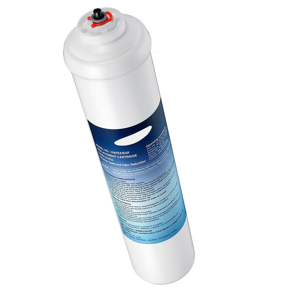 Eine weiße Wasserfilterpatrone mit blauem Text, roten Details oben und schwarzen Details. Anweisungen sind auf der Seite.