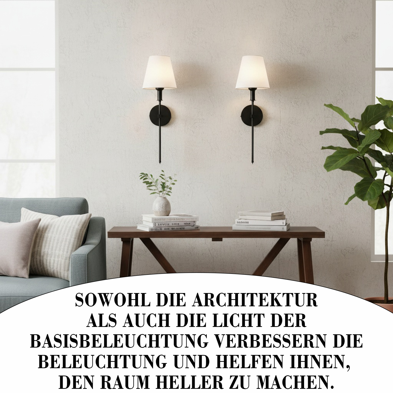 Zwei Wandleuchten mit weißen Schirmen über einem braunen Tisch. Eine Couch und eine Pflanze sind im Hintergrund.