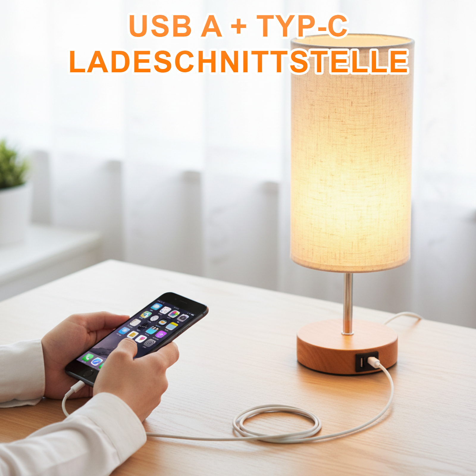 Eine Person hält ein Telefon, das mit einer Lampe verbunden ist. Die Lampe hat einen Holzsockel und einen Stoffschirm. Text: USB A + TYP-C LADESCHNITTSTELLE.
