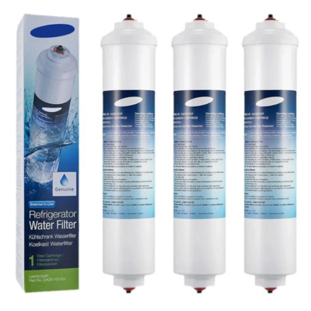 Das Bild zeigt einen Kühlschrank-Wasserfilter und seine Verpackung. Drei Filter stehen neben der Schachtel. Die Schachtel zeigt einen Filter im Wasser.