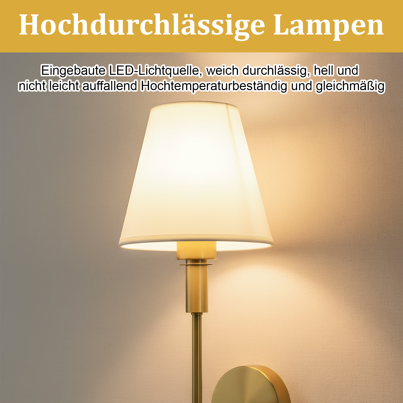 Eine goldene Wandleuchte mit weißem Lampenschirm ist beleuchtet. Der Hintergrund ist eine strukturierte, hellbraune Wand.