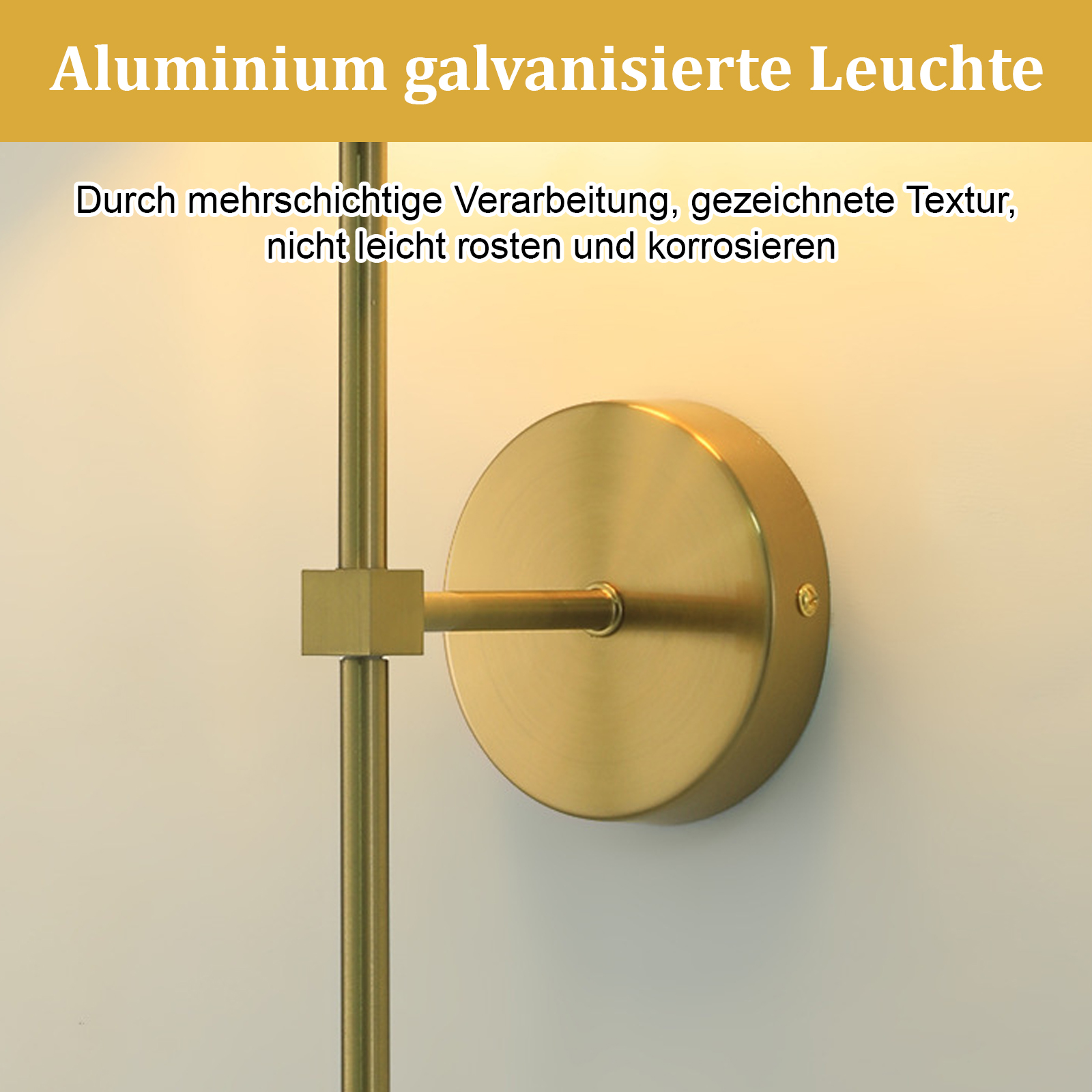 Eine goldene Wandlampe mit kreisförmiger Basis und vertikaler Stange. Der Hintergrund ist eine schlichte Wand.