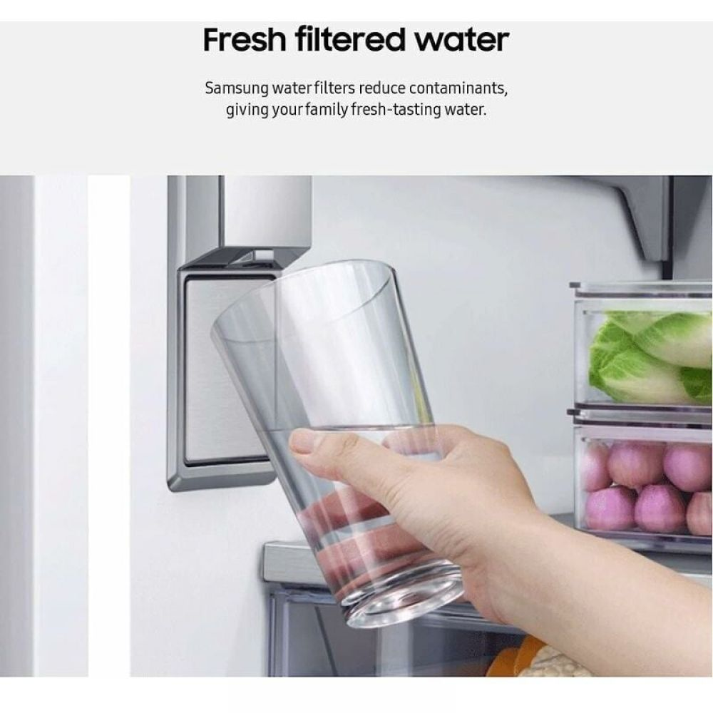 Eine Hand gießt Wasser aus einem Kühlschrank in ein Glas. Der Kühlschrank enthält Lebensmittelbehälter.