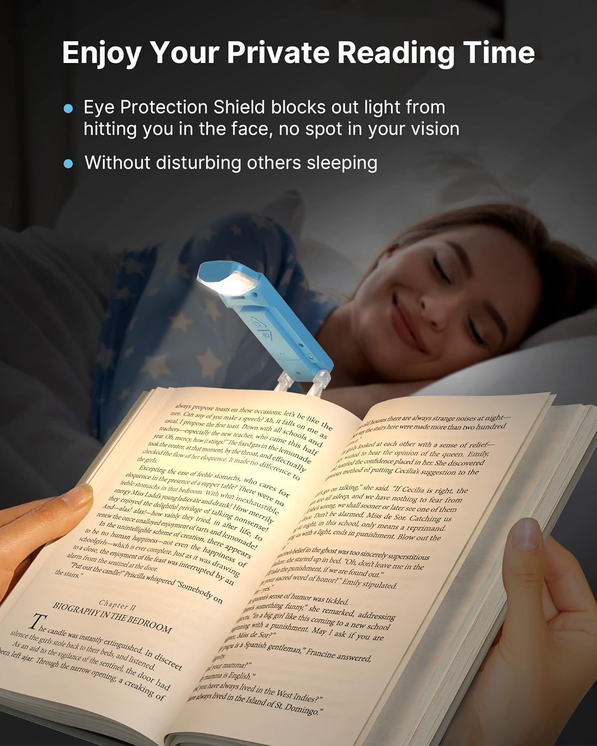 Eine Person liest ein Buch, das von einer kleinen blauen Lampe beleuchtet wird. Die Szene spielt sich drinnen ab, vermutlich in einem Schlafzimmer.