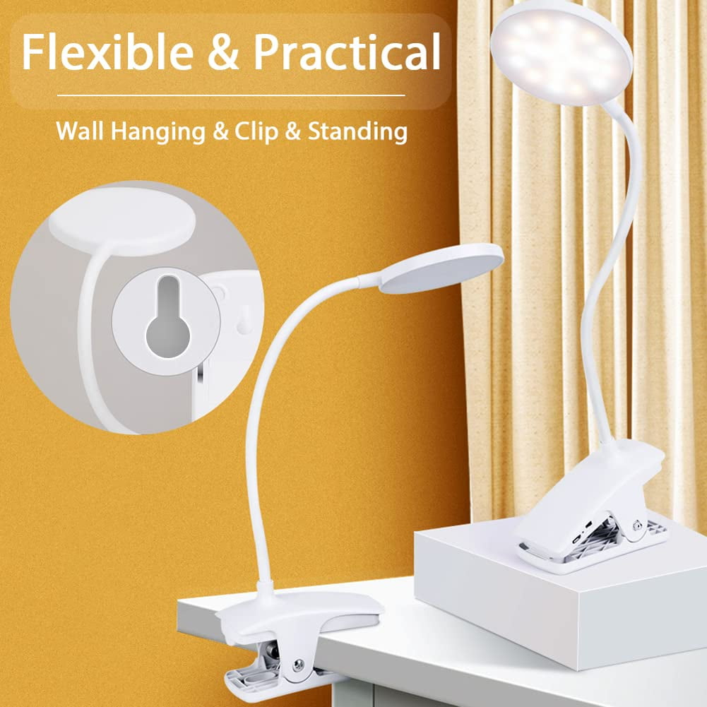 Weiße Klemm-Leselampen auf einer weißen Oberfläche. Die Lampen haben flexible Hälse und runde Leuchtköpfe. Text: Flexibel & Praktisch.
