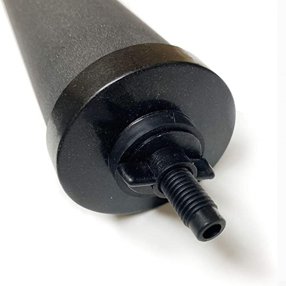 Nahaufnahme eines schwarzen Wasserfilters. Er hat einen zylindrischen Körper, eine kreisförmige Basis und einen Gewindeauslass.