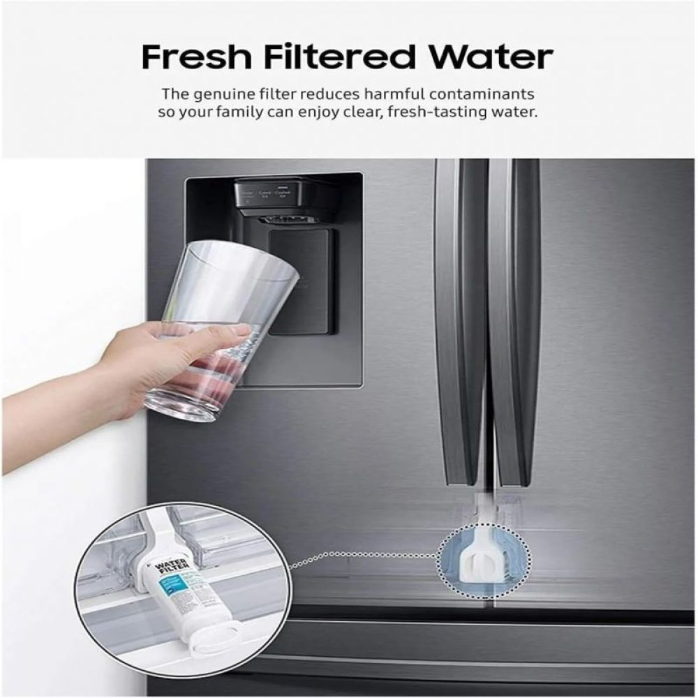 Eine Hand füllt ein Glas mit Wasser aus einem Kühlschrank. Ein Wasserfilter ist sichtbar, der frisches, gefiltertes Wasser bewirbt.