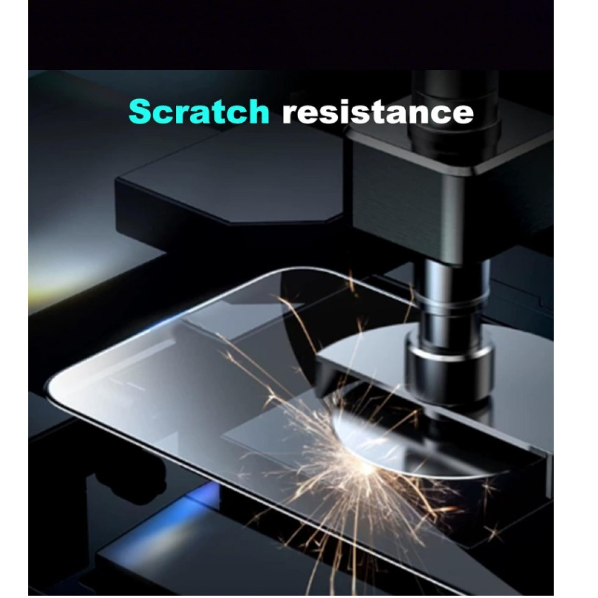 Eine Maschine testet die Kratzfestigkeit auf einem Glasbildschirm. Funken fliegen, wenn ein Metallteil auf das Glas trifft. Der Text 'Kratzfestigkeit' steht darüber.