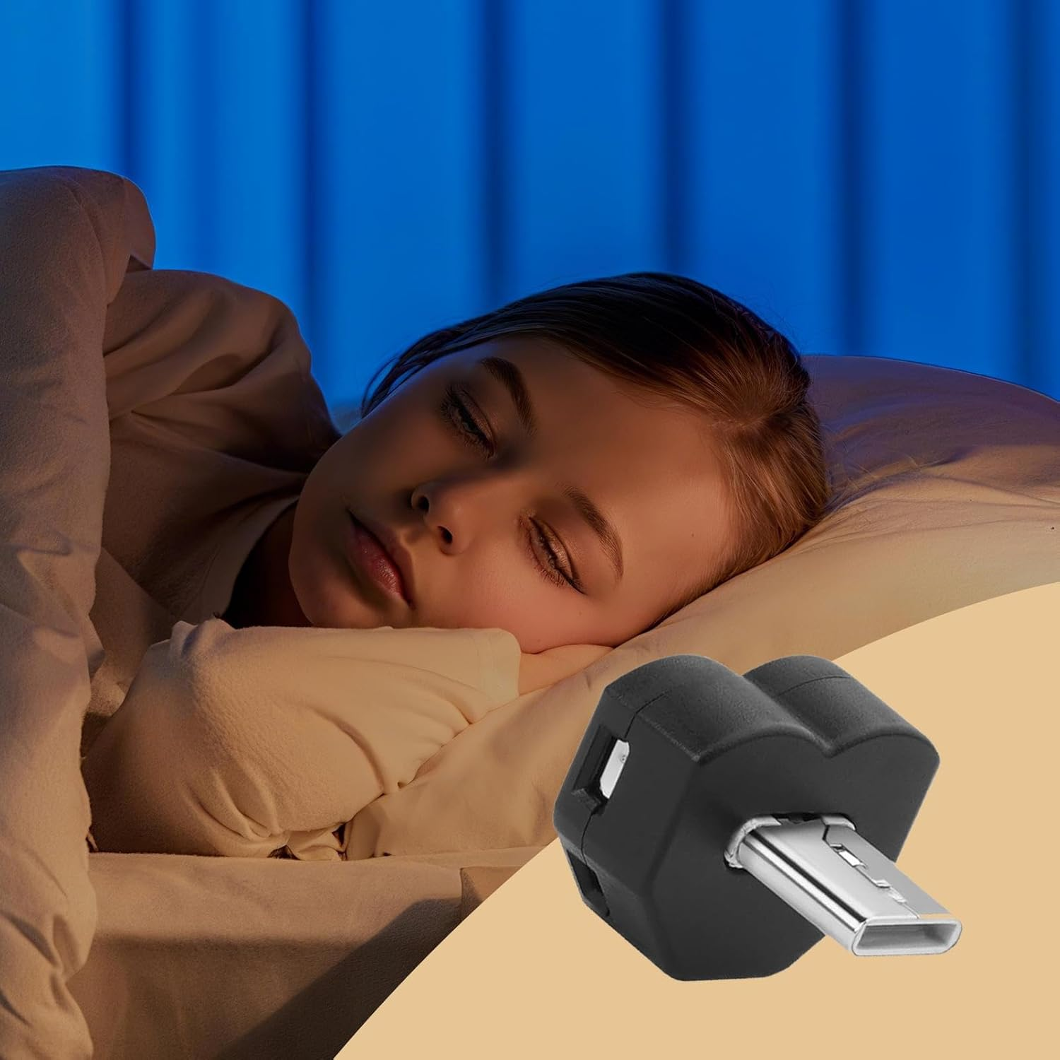 Ein schlafendes Mädchen im Bett. Ein schwarzer USB-Adapter liegt auf dem Bett. Blauer Hintergrund.