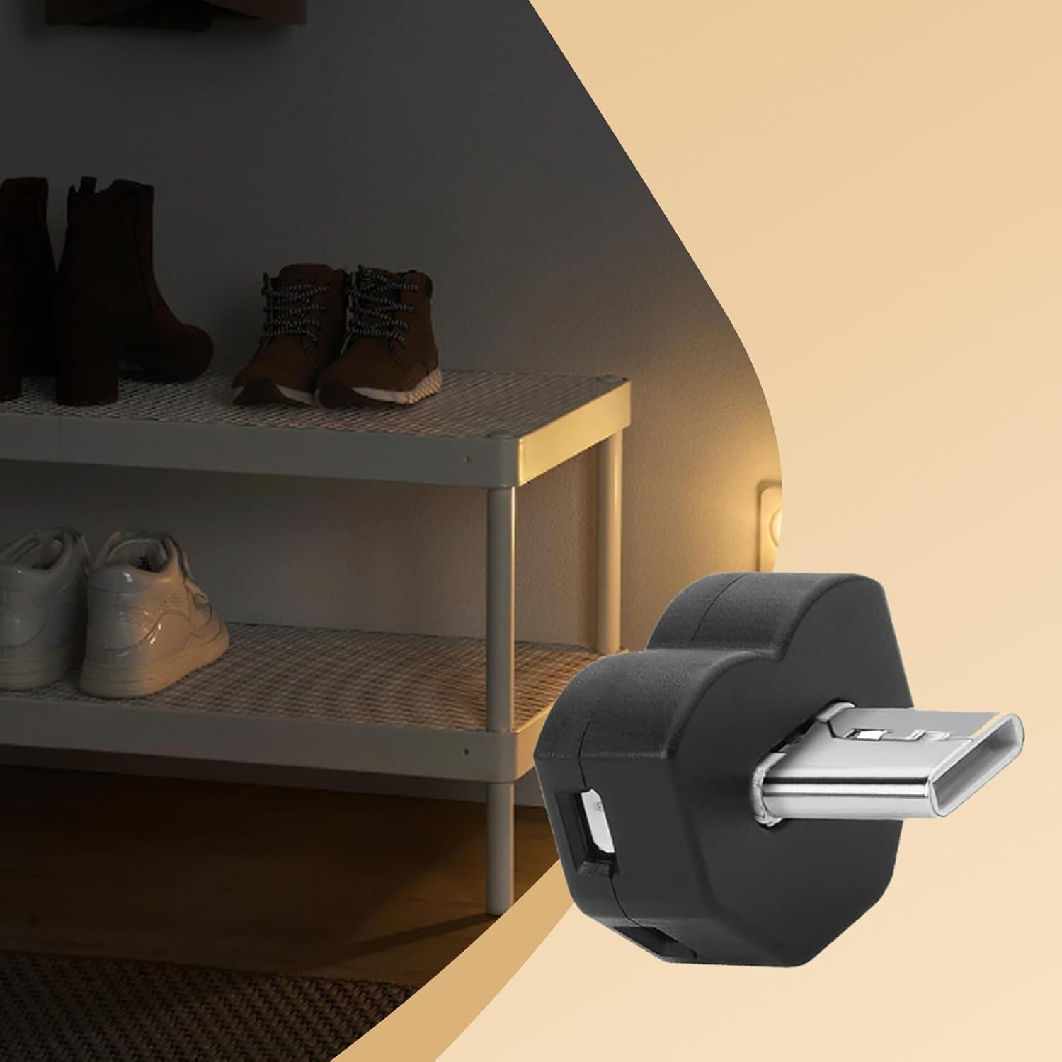 Ein schwarzer USB-Adapter mit silbernem Stecker. Schuhe auf einem weißen Regal im Hintergrund, beleuchtet von einem kleinen Licht. Neutraler Hintergrund.