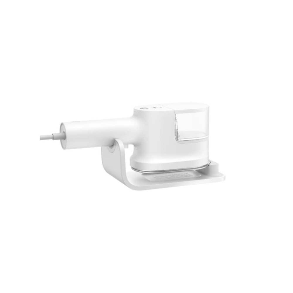 Biała ręczna parownica do tkanin stoi na białym stojaku. Ma uchwyt, przezroczysty zbiornik na wodę i przewód zasilający.