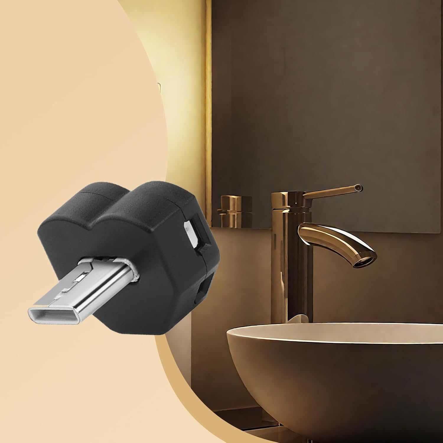 Ein schwarzer USB-Adapter mit silbernem Stecker ist im Fokus. Im Hintergrund befinden sich eine goldene Armatur und ein Waschbecken.