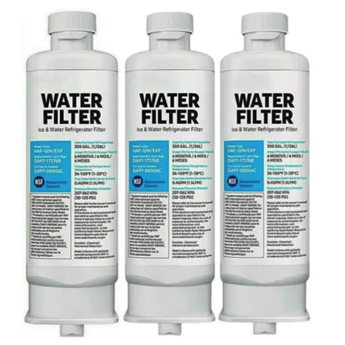 Drei weiße Wasserfilterpatronen. Jede hat ein Etikett mit schwarzem Text. 'Water Filter' ist der größte Text.