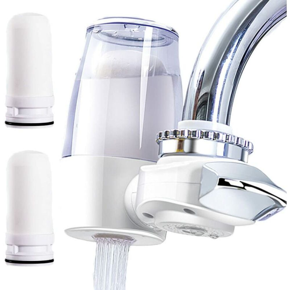 Ein Wasserfiltersystem am Wasserhahn. Zwei weiße Filter links. Wasser fließt aus dem Filter. Der Wasserhahn ist verchromt.