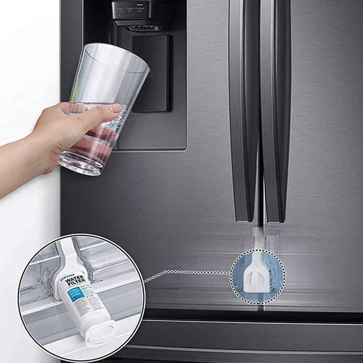 Eine Hand, die ein Glas mit Wasser aus einem Kühlschrank-Spender füllt. Ein Wasserfilter ist sichtbar, ebenso wie die Kühlschranktür.