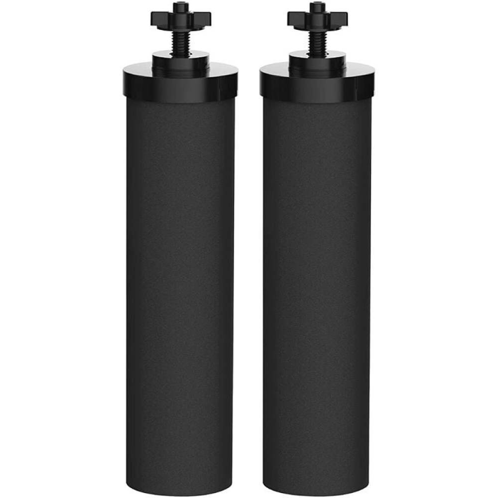 Zwei schwarze Wasserfilterpatronen mit schwarzen Deckeln und Verstellknöpfen, von vorne vor weißem Hintergrund gesehen.