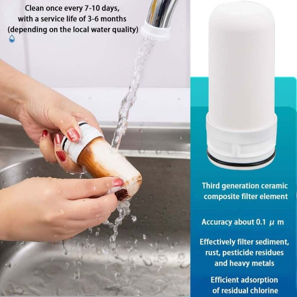 Eine Frau hält einen Wasserfilter, der unter fließendem Wasser gespült wird. Neben dem Text stehen weiße Filterelemente.