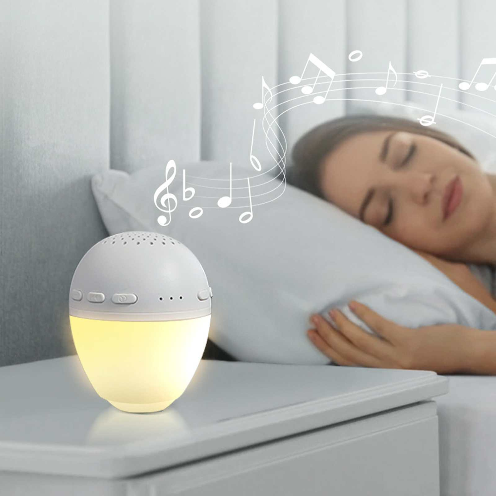 Eine Frau schläft neben einer Geräuschmaschine auf einem Nachttisch. Musiknoten schweben darüber. Weiß und Gelb.