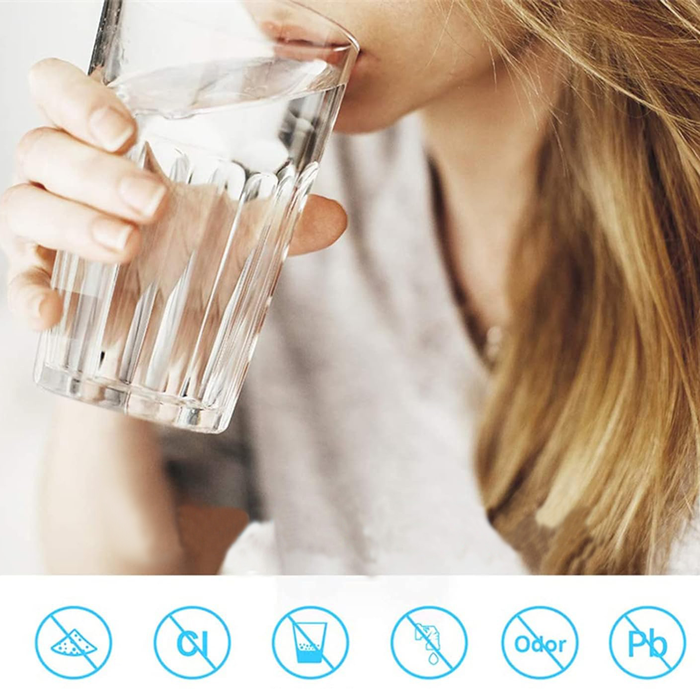 Eine Frau trinkt Wasser aus einem Glas. Das Glas wird in ihrer Hand gehalten. Der Hintergrund zeigt blondes Haar und Symbole für Wasserreinheit.