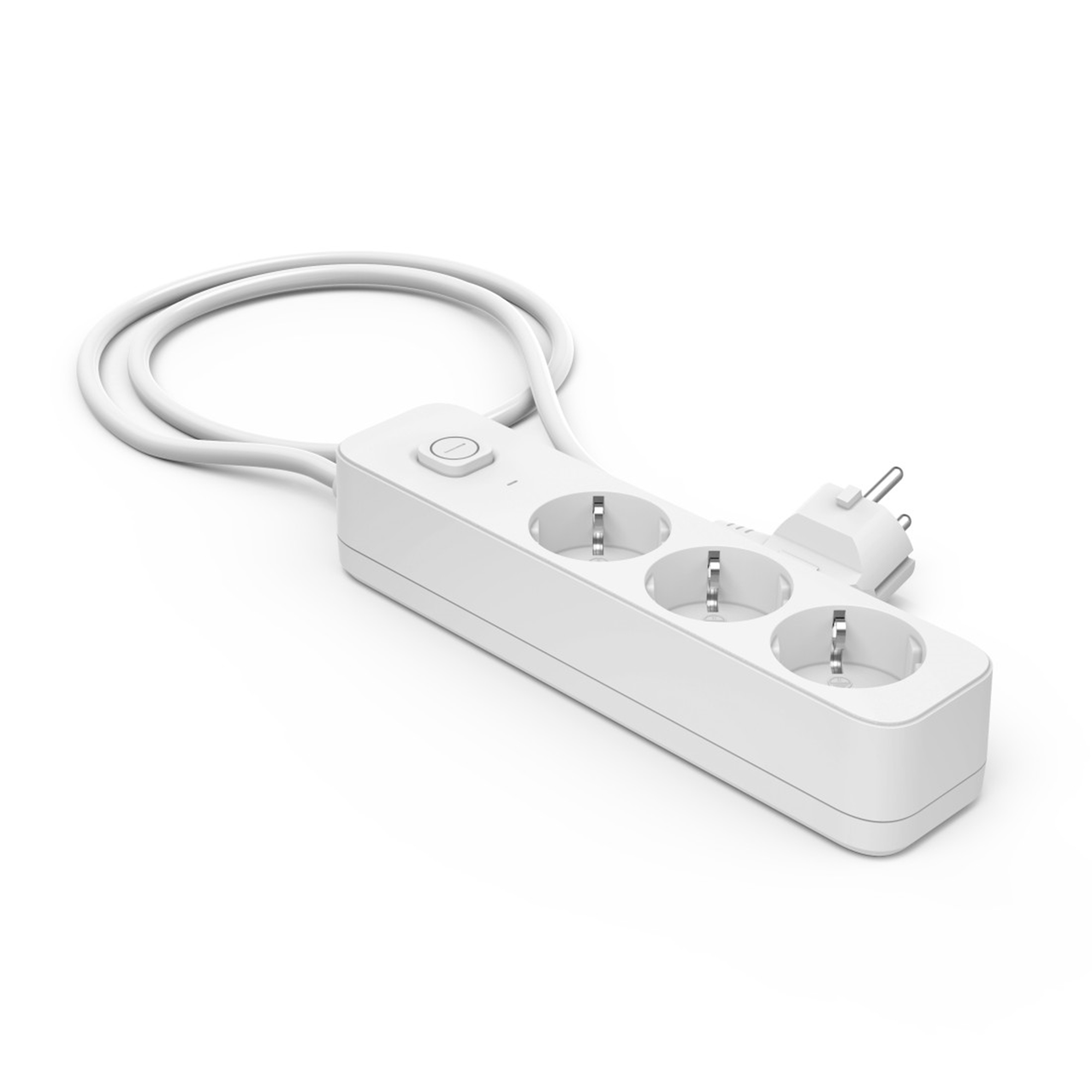 Ein weißes Verlängerungskabel mit drei Steckdosen, einem Netzschalter und einem Stecker auf weißem Hintergrund.