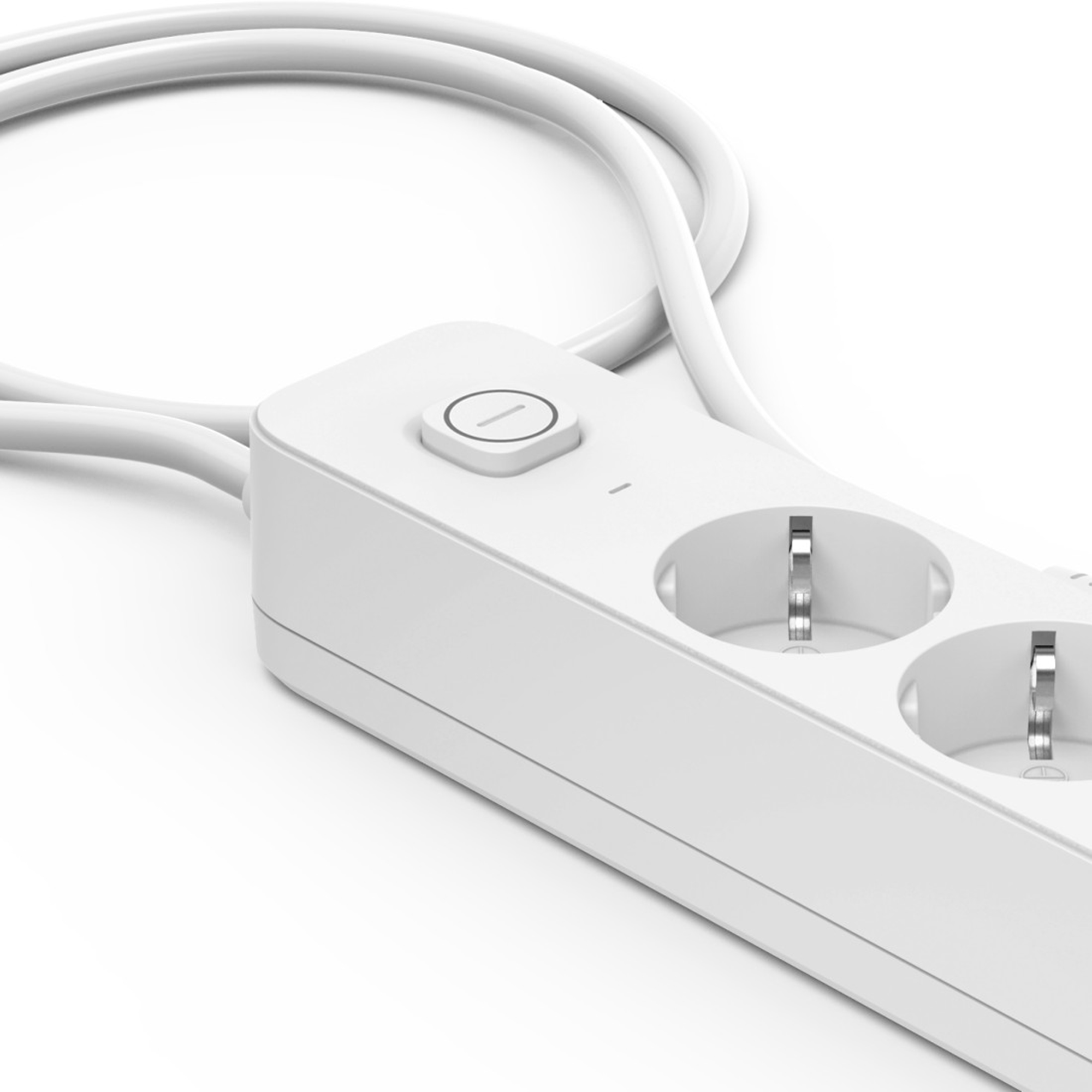 Eine weiße Steckdosenleiste mit zwei Steckdosen und einem Netzschalter. Weißes Kabel ist aufgewickelt.