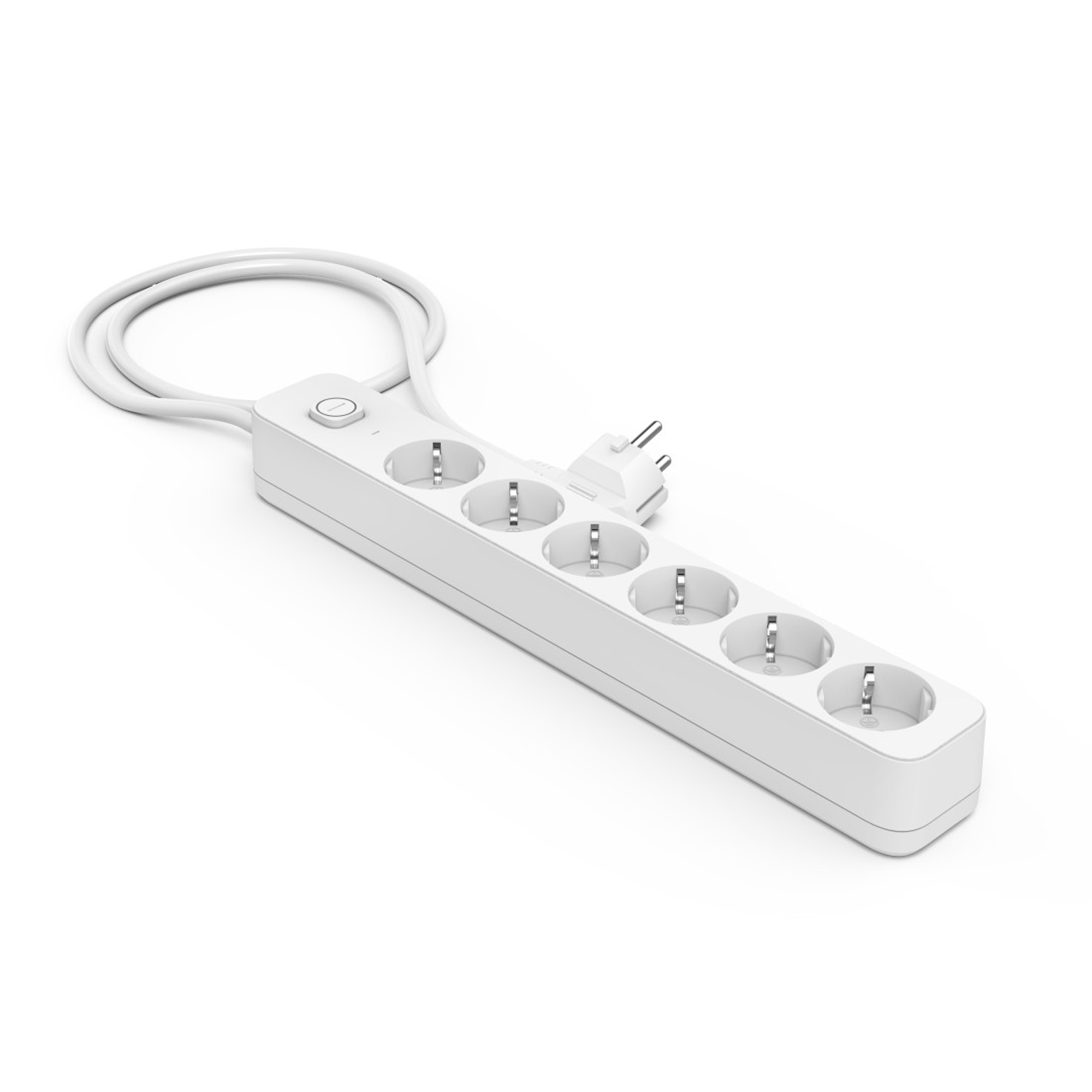 Ein weißes Verlängerungskabel mit 5 Steckdosen und einem Stecker. Das Kabel ist geschlungen. Der Hintergrund ist weiß.
